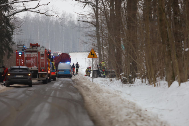 Poważny wypadek na Warmii i Mazurach. Lód paraliżuje region