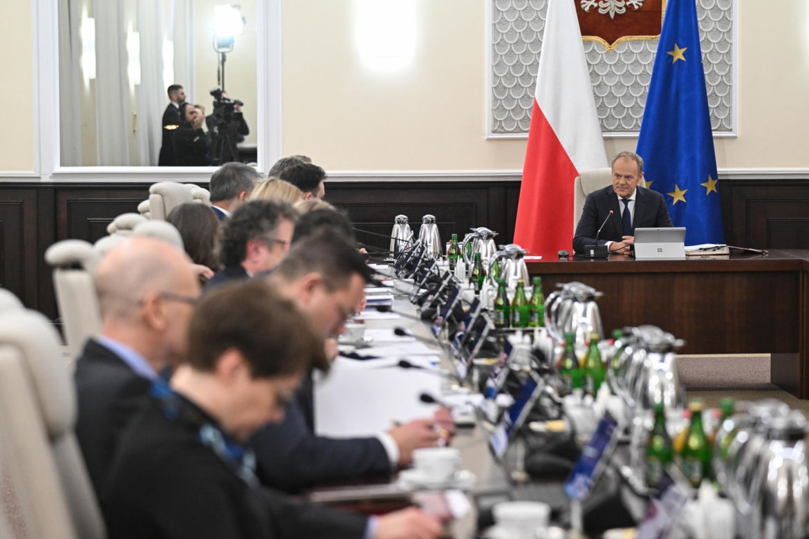 Specjalne posiedzenie rządu. Tusk tnie ceny paliw. Radykalne obniżki podatków