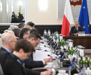 Specjalne posiedzenie rządu. Tusk tnie ceny paliw. Radykalne obniżki podatków