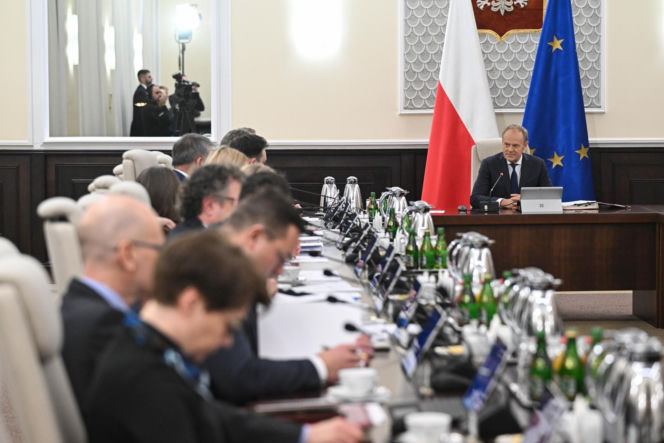 Specjalne posiedzenie rządu. Tusk tnie ceny paliw. Radykalne obniżki podatków