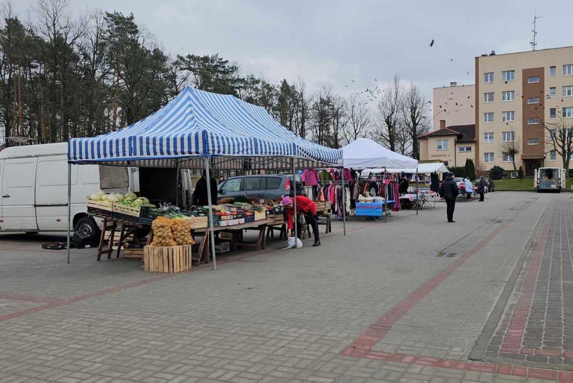 Pustki na targowisku w Nowej Dębie