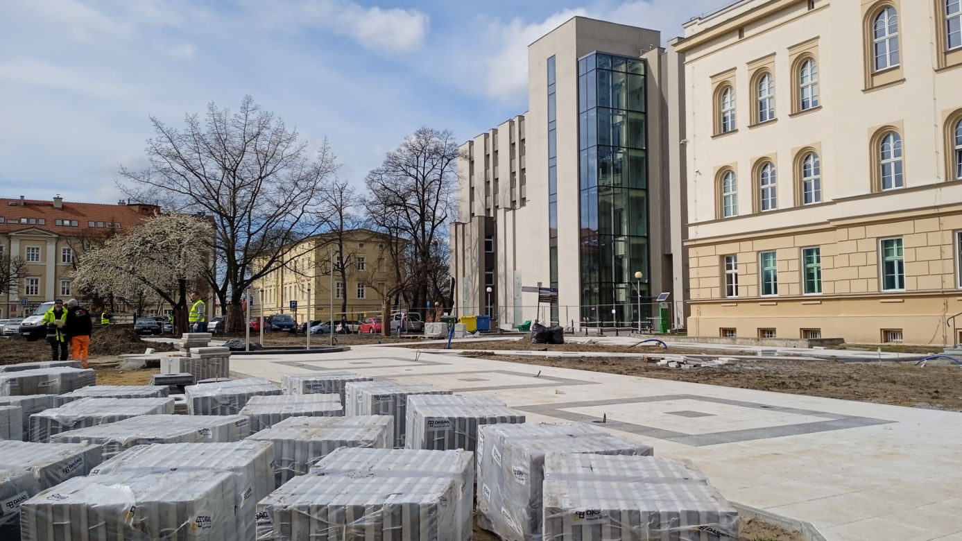 Modernizacja placu Słowiańskiego w Zielonej Górze. Jak przebiegają prace?