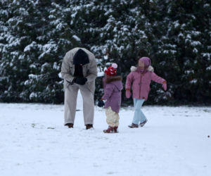 Maciej Pela zabrał córeczki na sanki