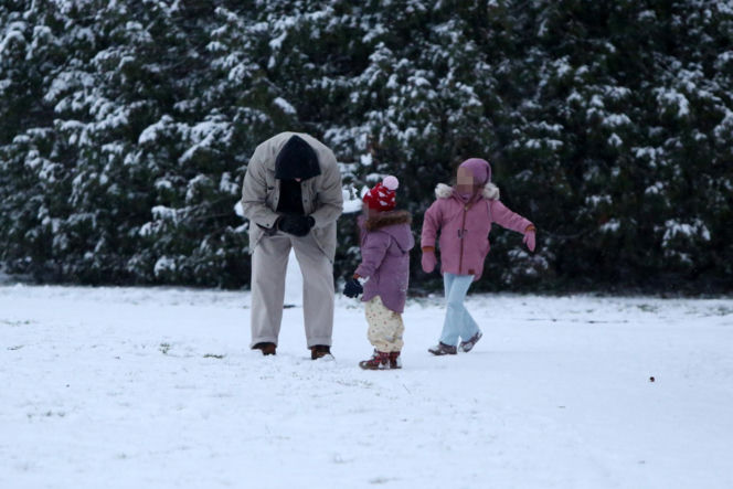 Maciej Pela zabrał córeczki na sanki