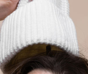 Wymieszaj 2 łyżki z wodą i polej umyte włosy. Przestaną się elektryzować i kleić do ubrań zimą. Domowy sposób na elektryzujące się włosy 