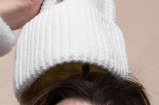 Wymieszaj 2 łyżki z wodą i polej umyte włosy. Przestaną się elektryzować i kleić do ubrań zimą. Domowy sposób na elektryzujące się włosy 