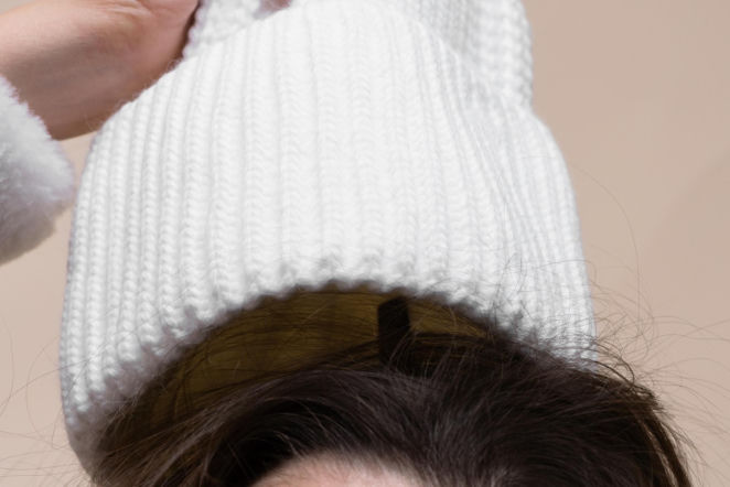 Wymieszaj 2 łyżki z wodą i polej umyte włosy. Przestaną się elektryzować i kleić do ubrań zimą. Domowy sposób na elektryzujące się włosy 