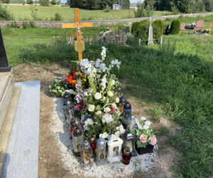 Grób Moniki Sz. (+23 l.) na cmentarzu w Jeleniewie rok po tragicznej śmierci
