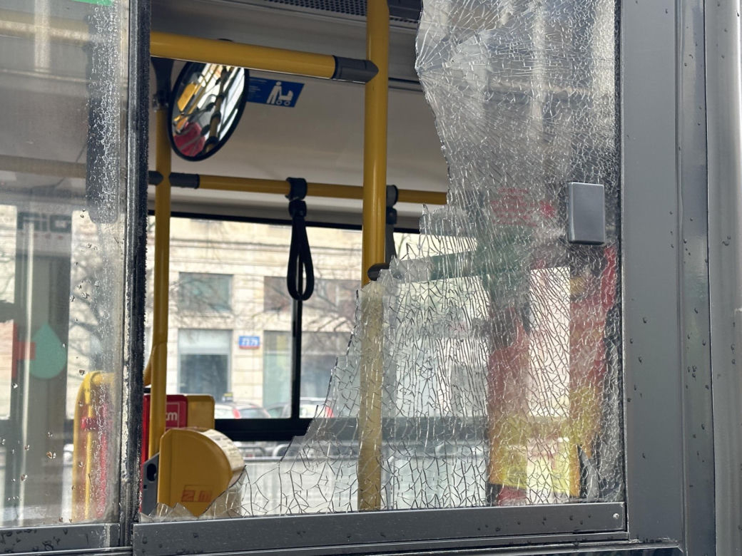 Warszawa. Autobusy miejskie ostrzelane na Marszałkowskiej. Na miejscu policja [ZDJĘCIA]
