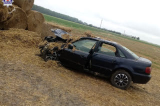Wpadł Audi w bele słomy. Auto do kasacji, kierowca w szpitalu