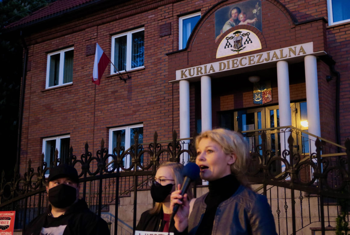 Manifestacja przed kaliską kurią diecezjalną. Kaliszanie oburzeni zachowaniem biskupa Janiaka