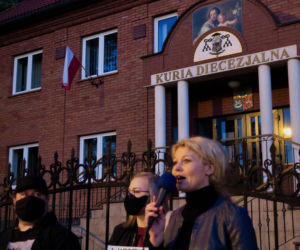 Manifestacja przed kaliską kurią diecezjalną. Kaliszanie oburzeni zachowaniem biskupa Janiaka