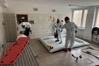 Potężne manewry strażaków na Pomorzu. Do akcji weszły psy ratownicze i policyjni antyterroryści