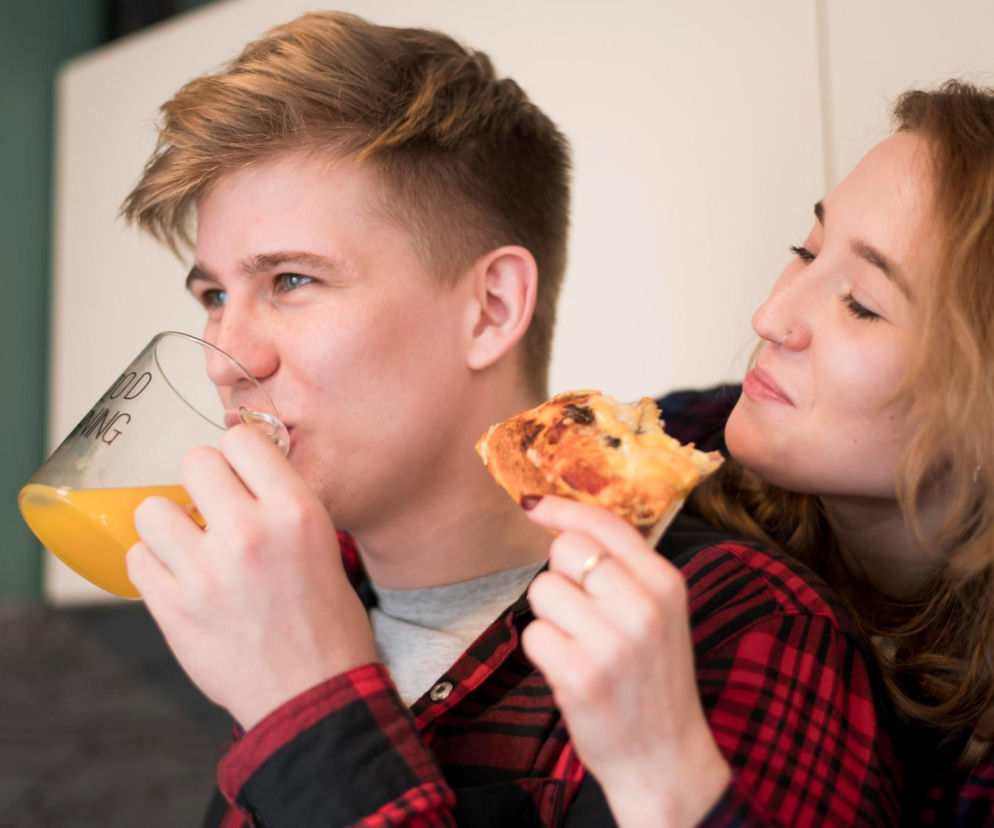 Ten moment przy jedzeniu może mieć znaczenie dla twojego brzucha