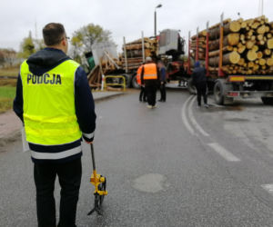 O krok od tragedii w powiecie świeckim. Kierowca ciężarówki wjechał na tory i zderzył się z drezyną! [ZDJĘCIA]
