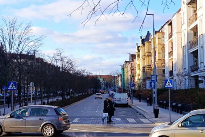 Zniszczony bruk na Al. Jana Pawła II w Sczecinie