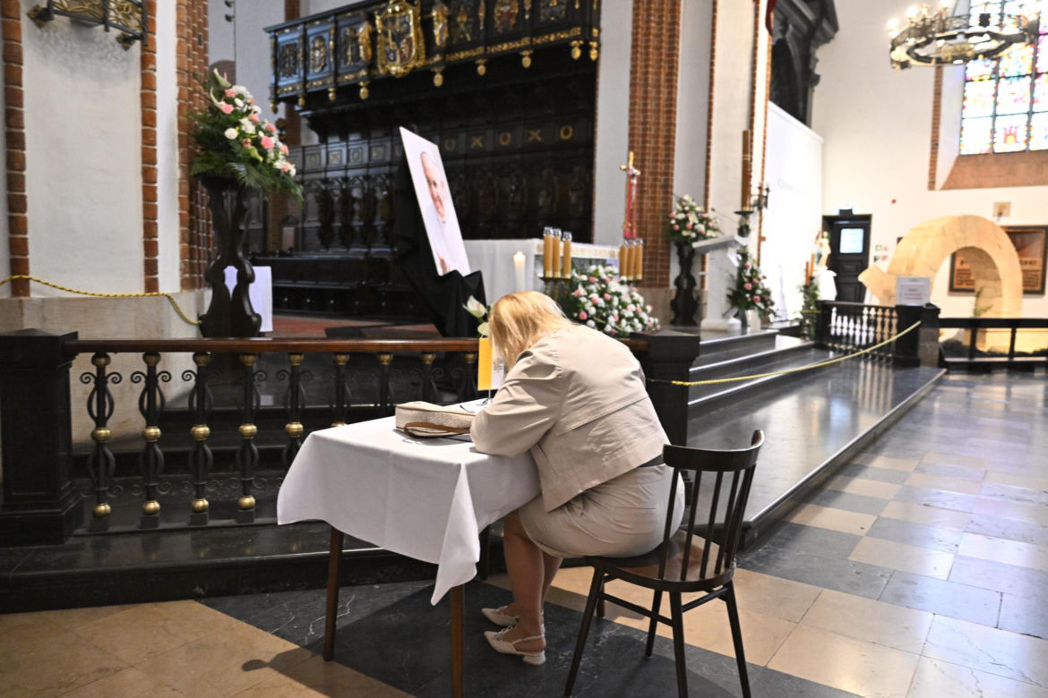 Warszawa żegna papieża Franciszka. Poruszające wpisy w Archikatedrze 