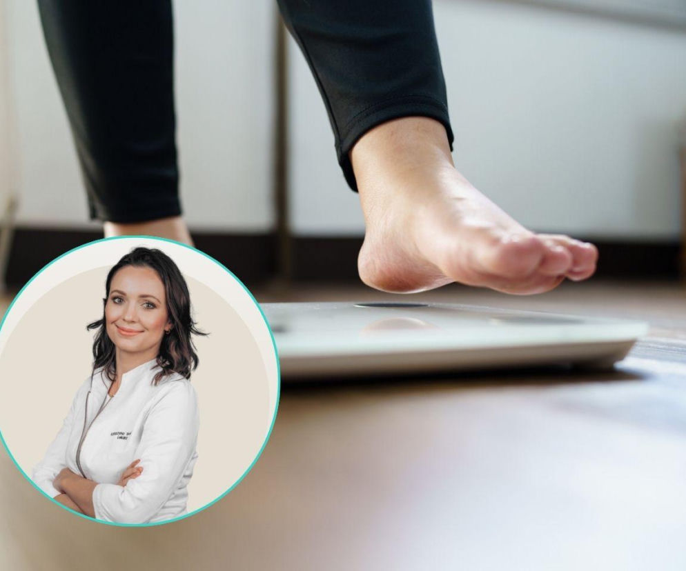 Bosa stopa osoby w czarnych spodniach wchodzi na wagę łazienkową. Obok kadr z lekarką Katarzyną Woźniak (Mama i stetoskop) w białym kitlu z rękami skrzyżowanymi na piersi. O leczeniu otyłości przeczytasz na Poradnik Zdrowie.