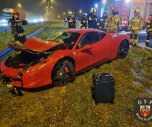 Czerwone ferrari roztrzaskało się na barierkach! Wypadek na A1 w Pikutkowie