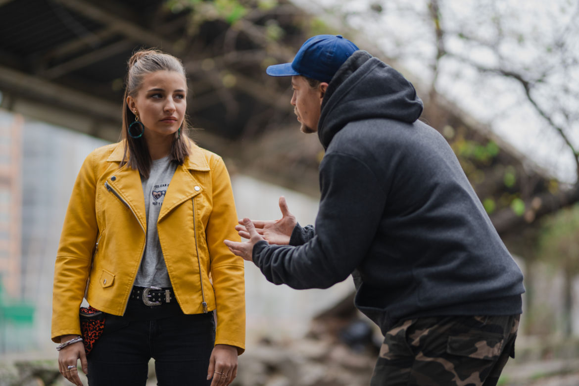 Zawsze warto. Ada (Julia Wieniawa), jej brat Krzywy (Bartosz Obuchowicz)