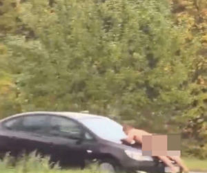 Nagi mężczyzna z maczetą biegał po ulicy! Policjanci użyli paralizatora
