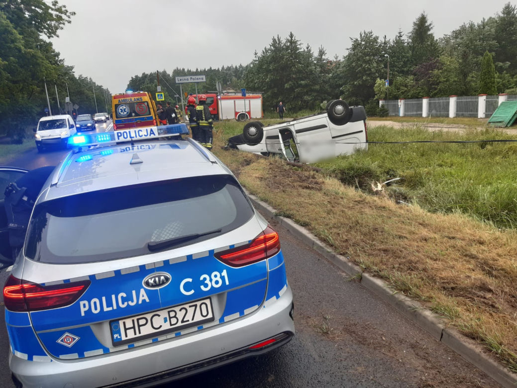 Groza na drodze w Toruniu. Dwa samochody wypadły z jezdni! 