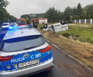 Groza na drodze w Toruniu. Dwa samochody wypadły z jezdni! 
