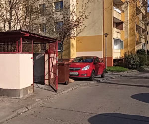 Mieszkańcy wyrzucają śmieci do... zabytku! Sensacyjne odkrycie na jednym ze szczecińskich osiedli