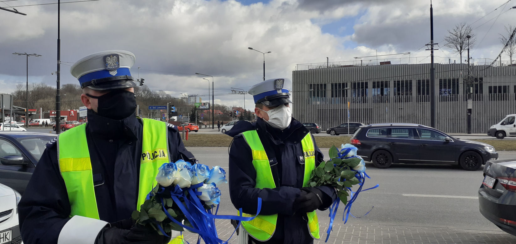 Kobiety dostawały róże zamiast mandatów