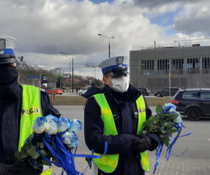 Kobiety dostawały róże zamiast mandatów
