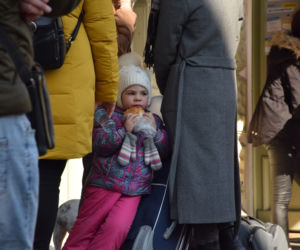 Wojna odbiera im dzieciństwo. Tłumy maluchów wyrwanych z dziecięcego świata na dworcu w Przemyślu [GALERIA]