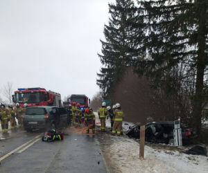 Wypadek pod Elblągiem. Jedna osoba nie żyje, pięć jest rannych
