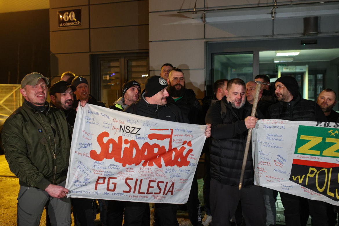 Górnicy opuszczają Kopalnię Węgla Kamiennego Silesia w Czechowicach-Dziedzicach