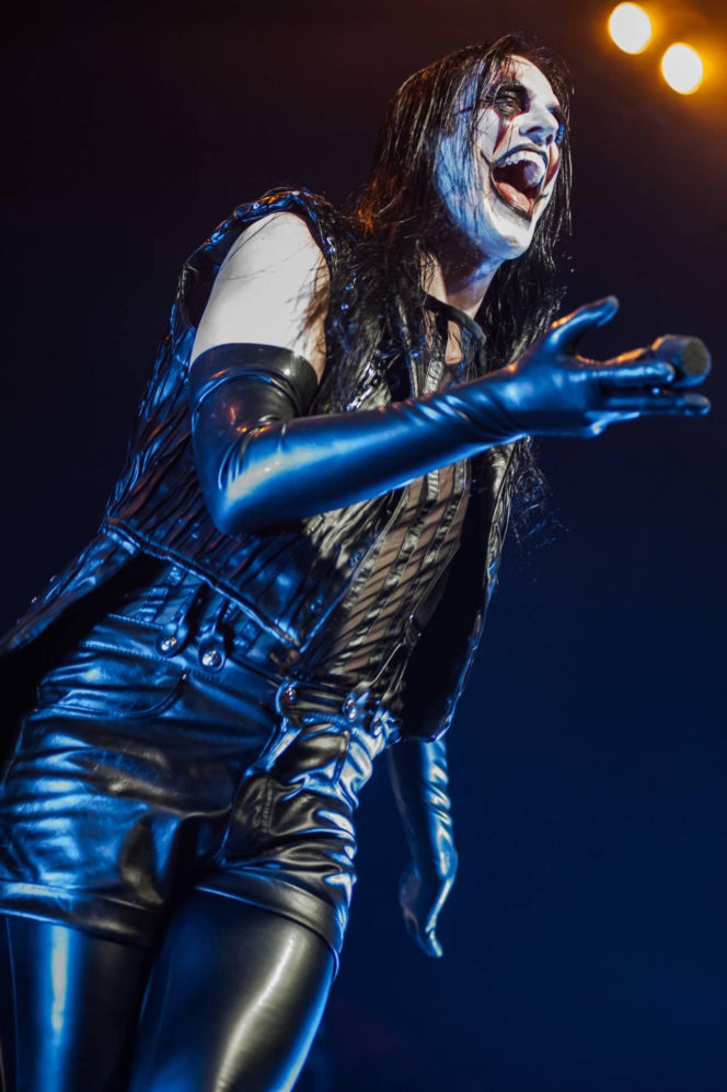 Skrupulatnie wyreżyserowany groteskowy spektakl okraszony nutą surrealizmu – Avatar zawładną Warszawą [RELACJA]