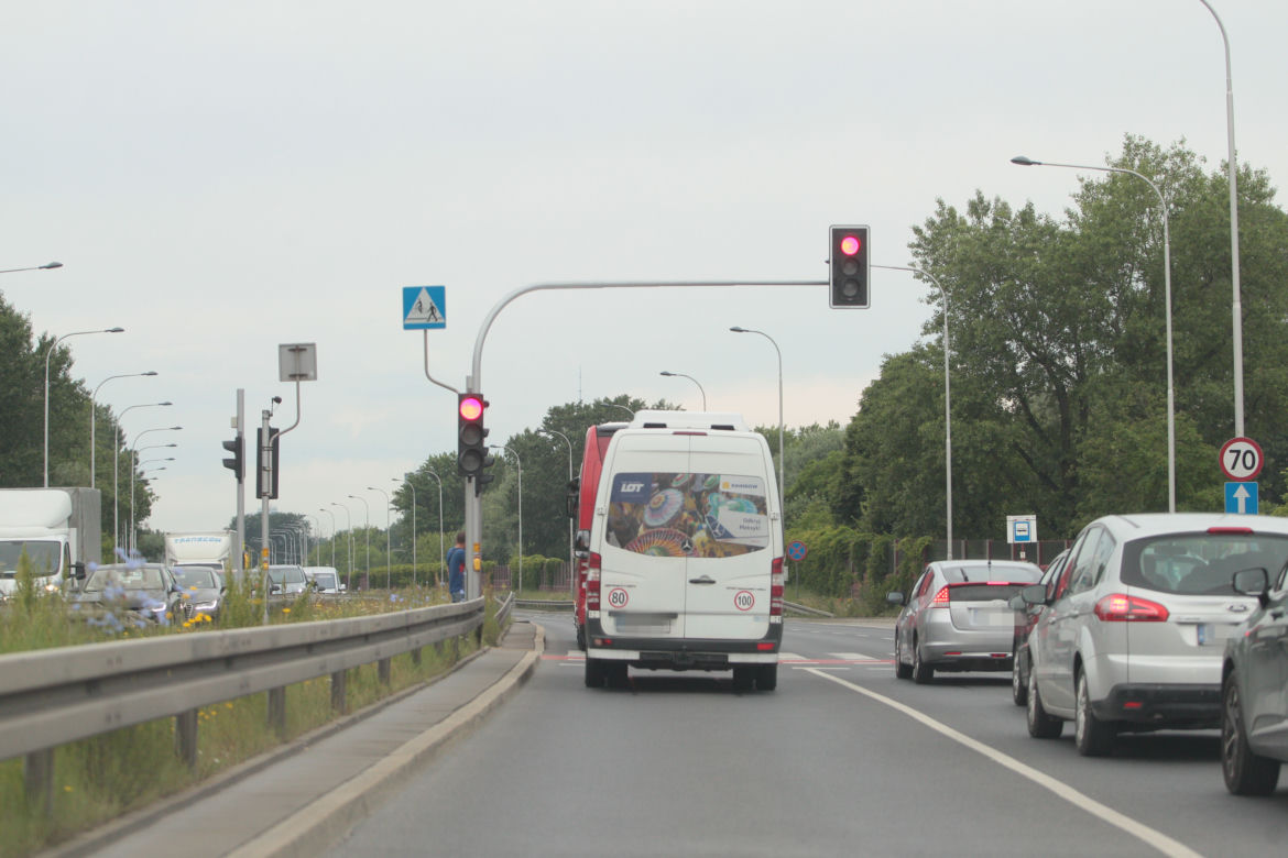 Kadra pędzi na Narodowy na czerwonym świetle