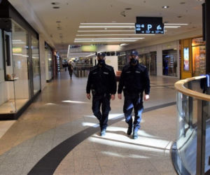 Krakowscy policjanci kontrolują przestrzeganie obostrzeń sanitarnych