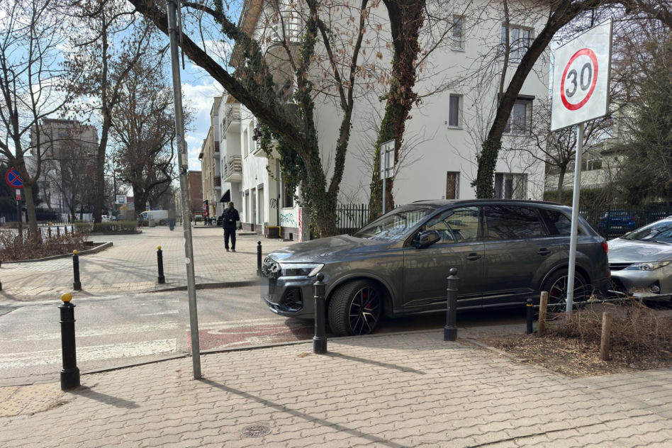 Tomasz Karolak parkuje jak król na włościach