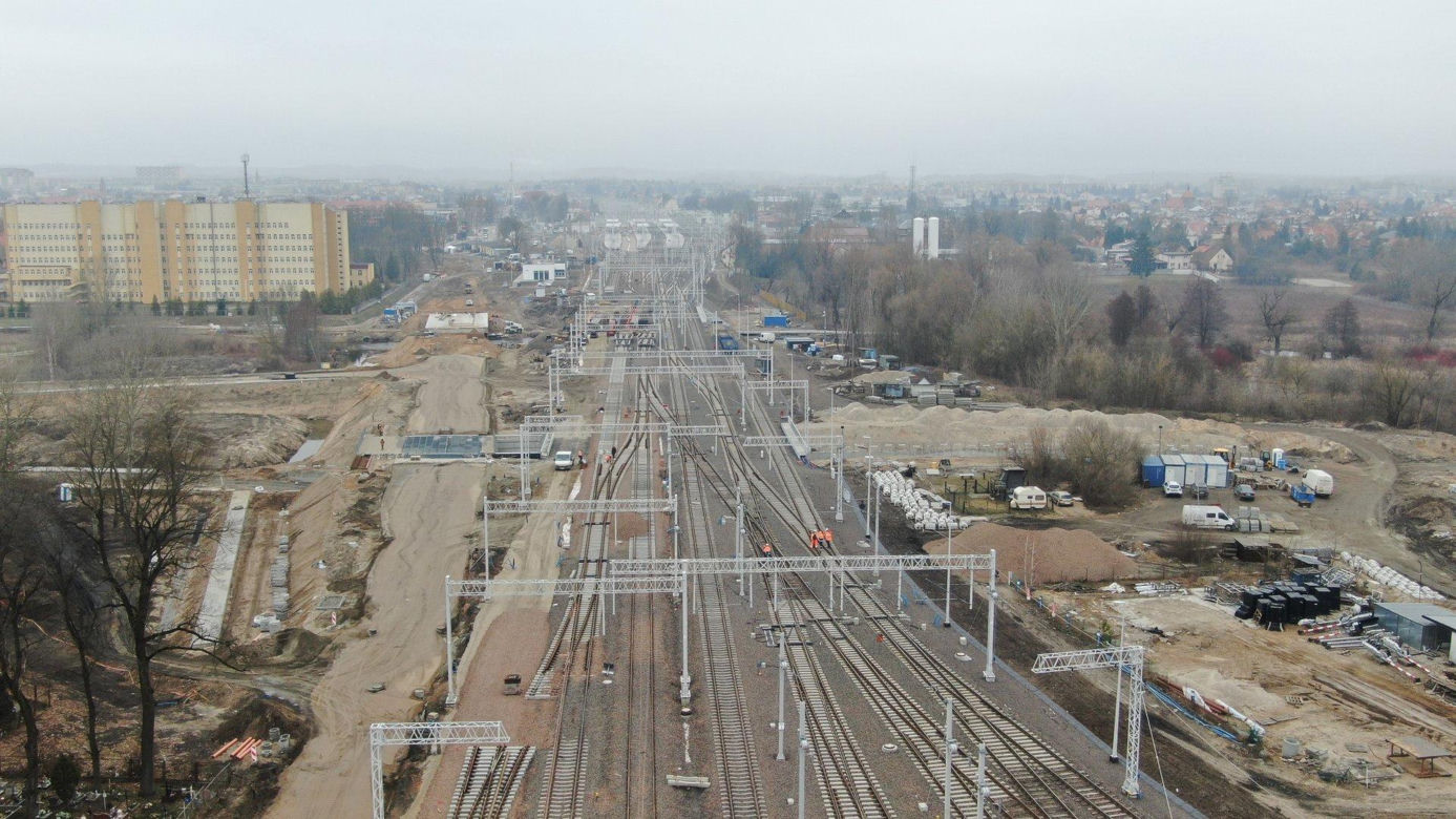 Ełk, widok na nowe tory oraz w głębi budowę wiaduktu i mostu