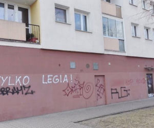 Coraz więcej symboli, napisów i obraźliwych haseł na praskich budynkach