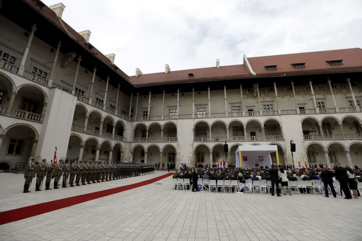PAPIEŻ DOJEŻDŻA NA WAWEL.