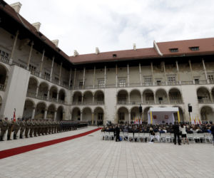 PAPIEŻ DOJEŻDŻA NA WAWEL.