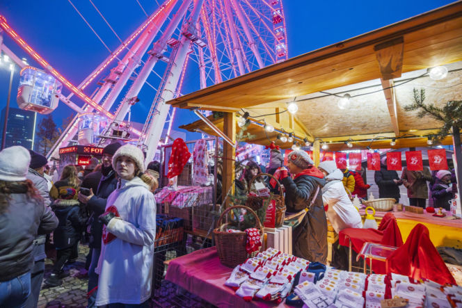 Tłumy na świątecznym Jarmarku Warszawskim. Zapytaliśmy ludzi, co o nim myślą
