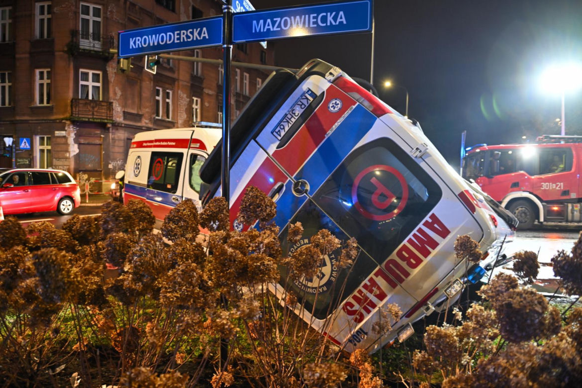 Poważny wypadek dwóch karetek w centrum Krakowa. Jeden kierowca w szpitalu [ZDJĘCIA]
