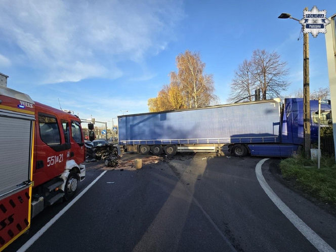 Dramatyczne sceny na DK1 w Pszczynie! 26-letni kierowca w szpitalu po zderzeniu z tirem