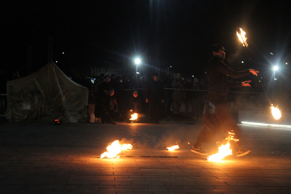 WOŚP 2023 w Krakowie: Fire Show w Nowej Hucie w wykonaniu grupy Spontan Fire