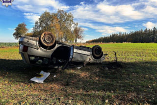 Dachowanie volkswagena. W środku pięć młodych osób