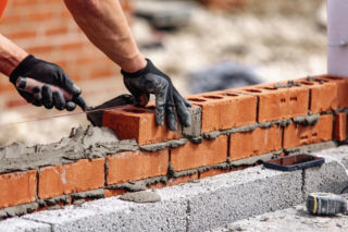 Cegła pełna, dziurawka czy klinkier? Ceny i przewodnik dla inwestorów budowlanych
