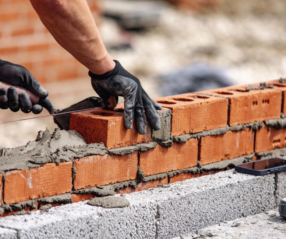 Cegła pełna, dziurawka czy klinkier? Ceny i przewodnik dla inwestorów budowlanych
