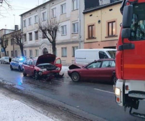 Zelów. Prowadził z prawie 4 promilami. Nagle zjechał na czołówkę z mitsubishi
