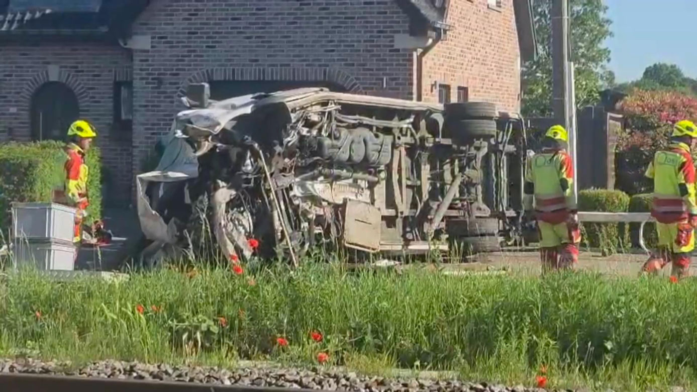 Koszmar na przejeździe kolejowym. Pociąg huknął w autobus z dziećmi! Są ofiary śmiertelne!